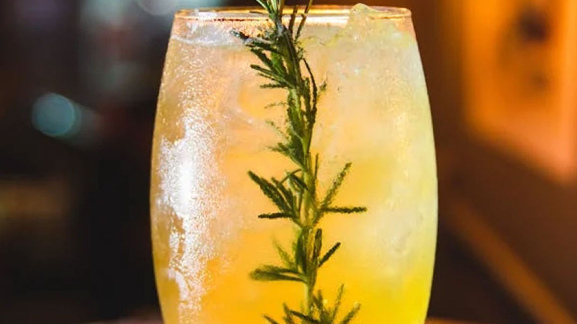 Herbruikbare bekers en vaatwassers voor nieuwjaarsrecepties en winterevents