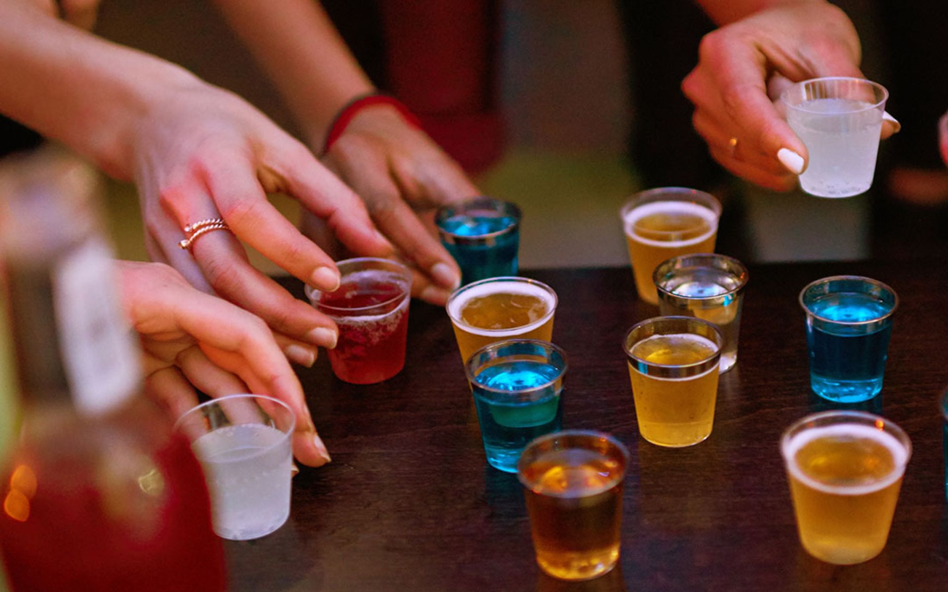 Carnaval voorbereiden? Herbruikbare bierpullen en shotglaasjes op maat